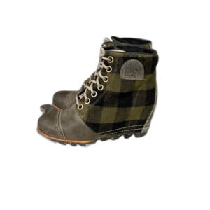 Sorel Joan of Arctic Boots women’s size 8 Hidden Wedge Lace Up Green